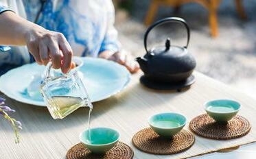 茶桌温馨时刻：喝茶的益处与神奇效果
